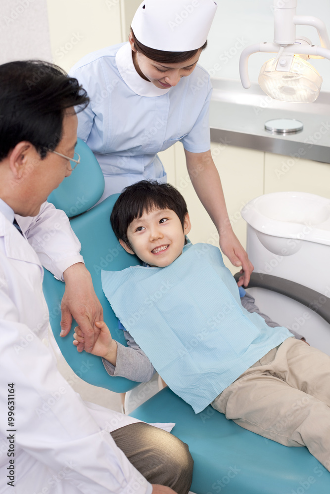 在牙科诊所接受治疗的小病人