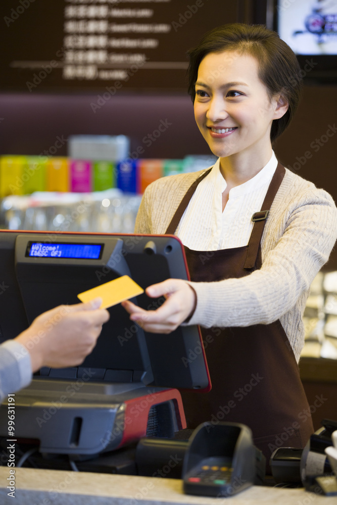 顾客在咖啡店用信用卡付款