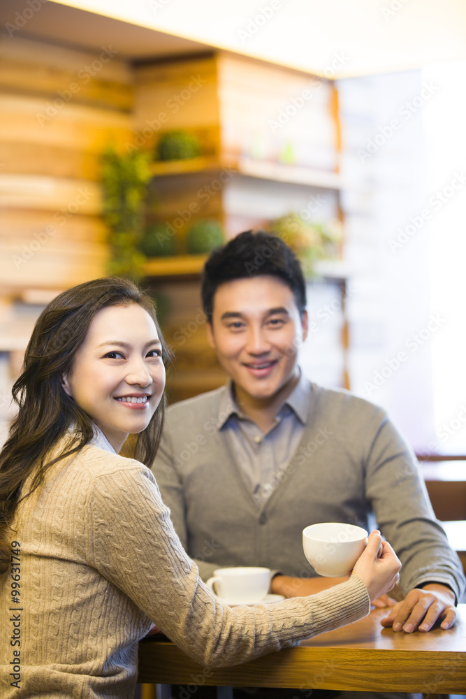 年轻夫妇在咖啡馆喝咖啡