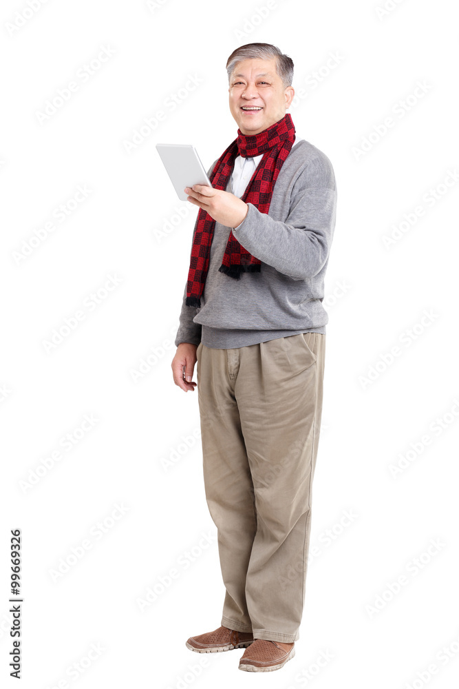 站着的亚洲老男人，穿着带平板电脑的套头衫