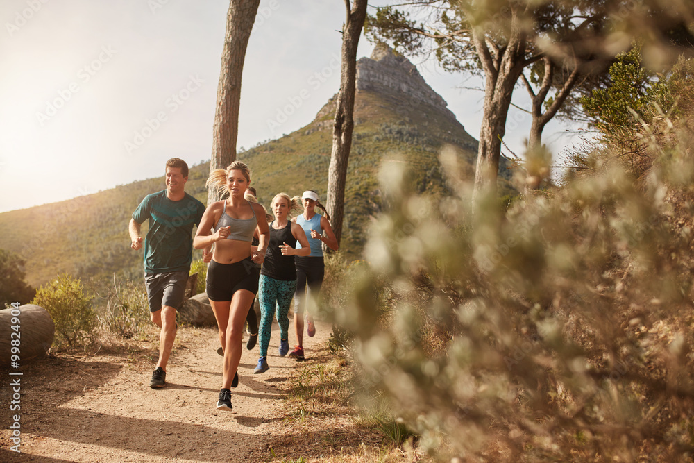 一群健康的人在山路上跑步