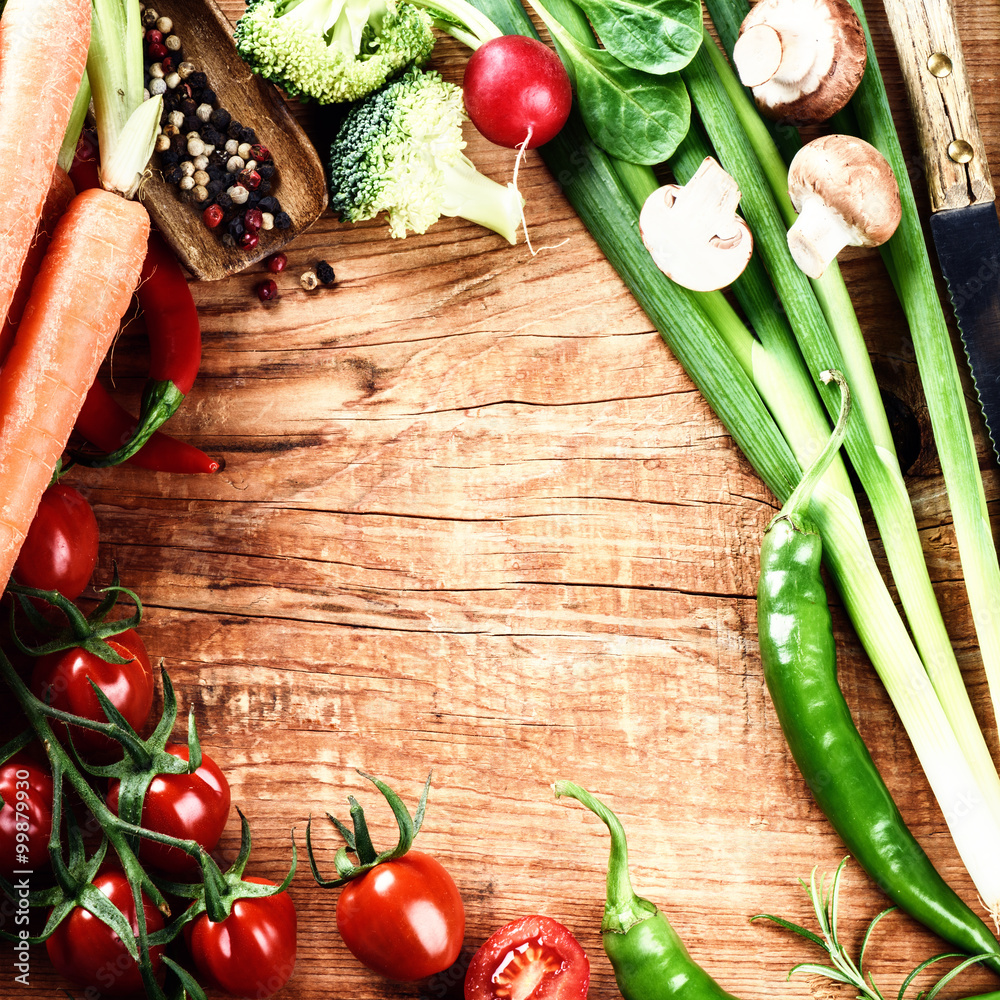 框架与新鲜有机蔬菜。健康饮食理念