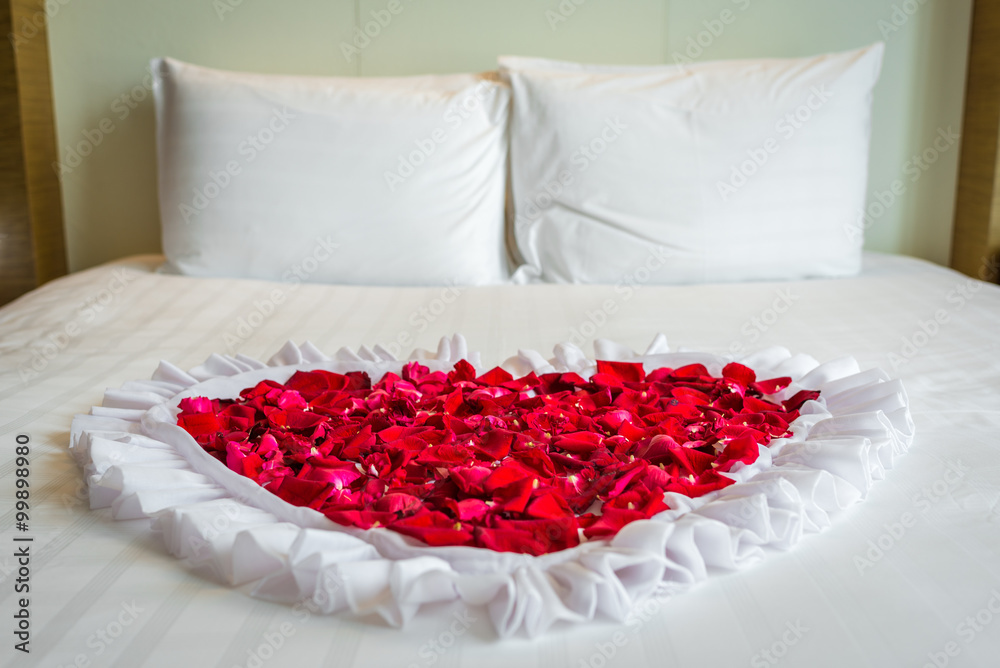 带大床和红花的酒店房间