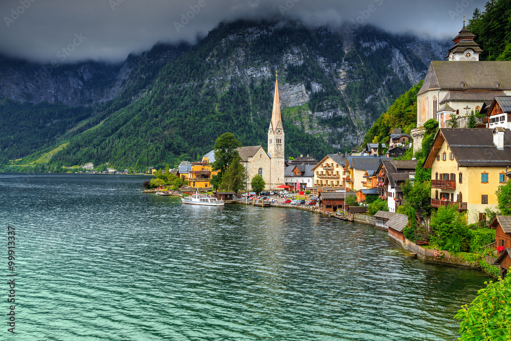 奥地利萨尔茨卡默古特地区哈尔斯塔特美丽的历史悠久的高山湖泊村庄