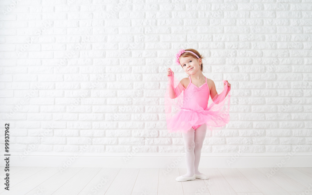 小女孩梦想成为芭蕾舞演员