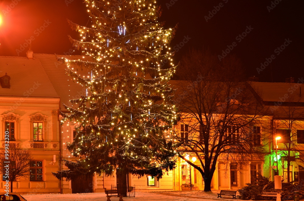 欧洲小镇上的圣诞树照明。