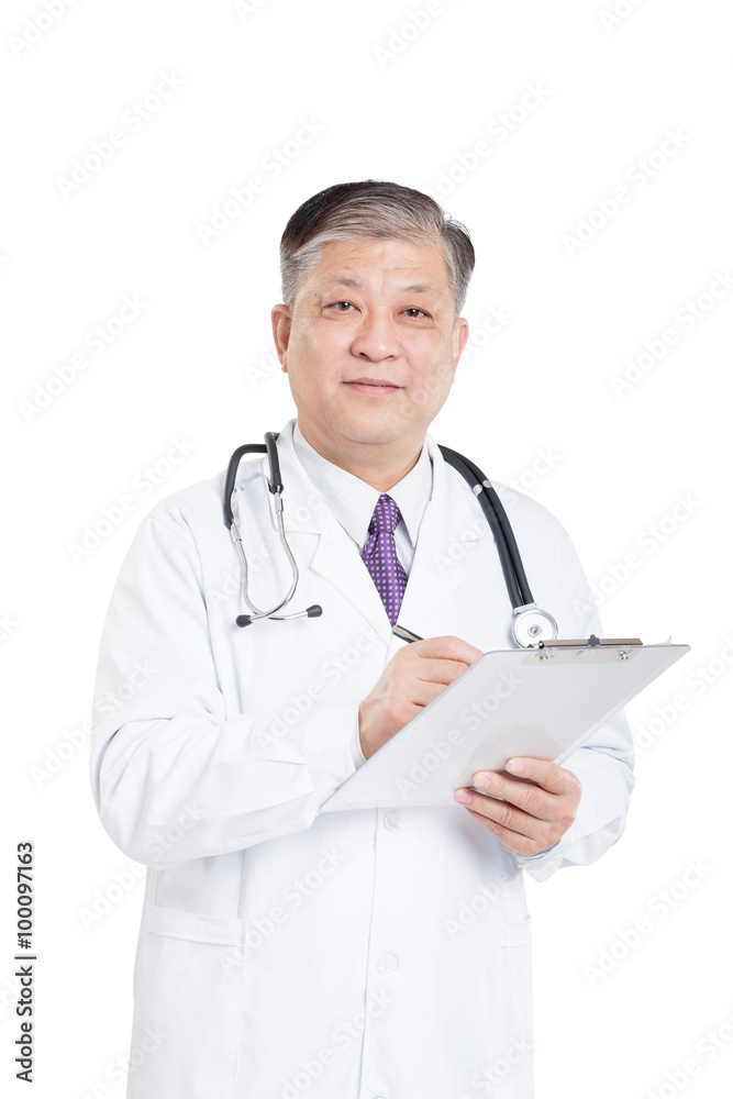 亚洲老人医生在剪贴板上写字