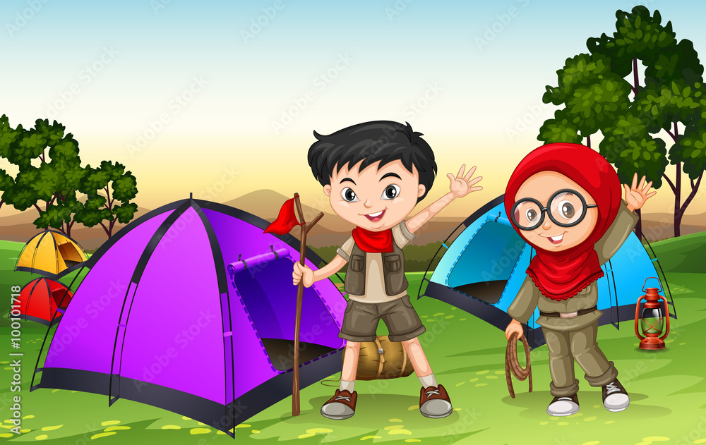 男孩和女孩在野外露营
