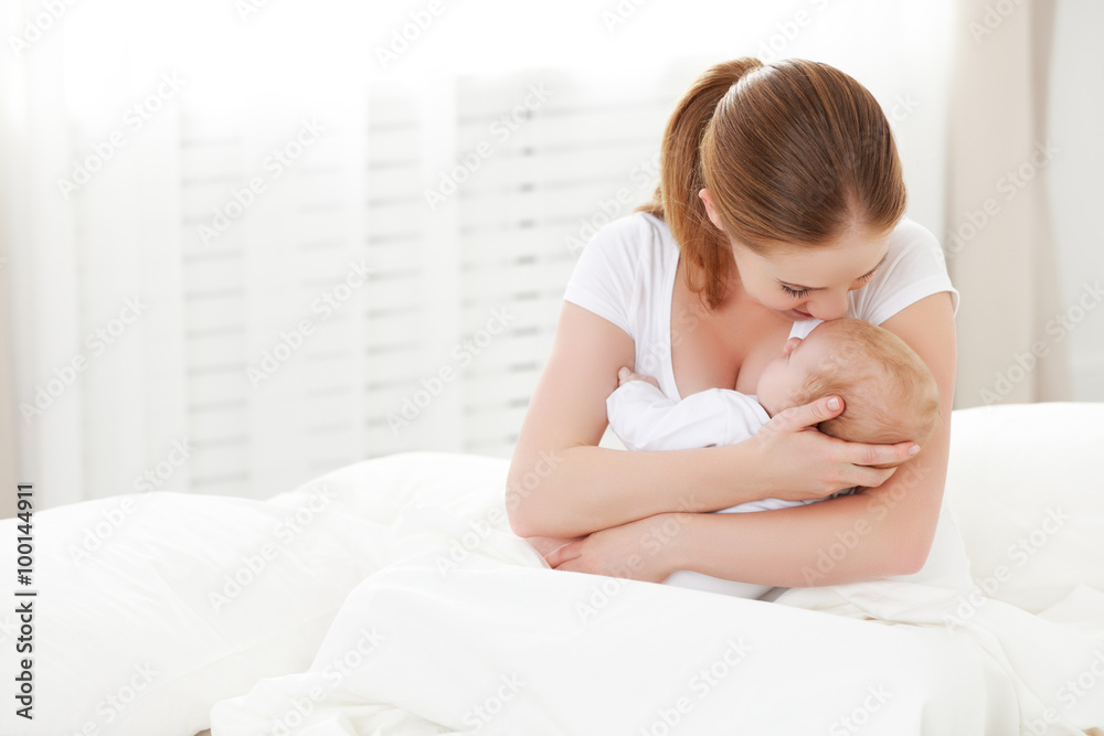 幸福的家庭新生婴儿拥抱白衣母亲