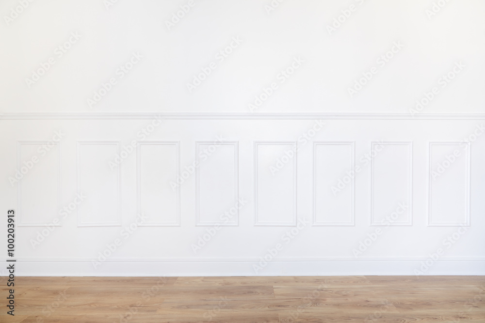 空的白色房间，镶木地板和木质装饰墙
