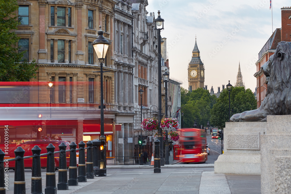 早上从特拉法加广场看到大本钟和红色伦敦巴士