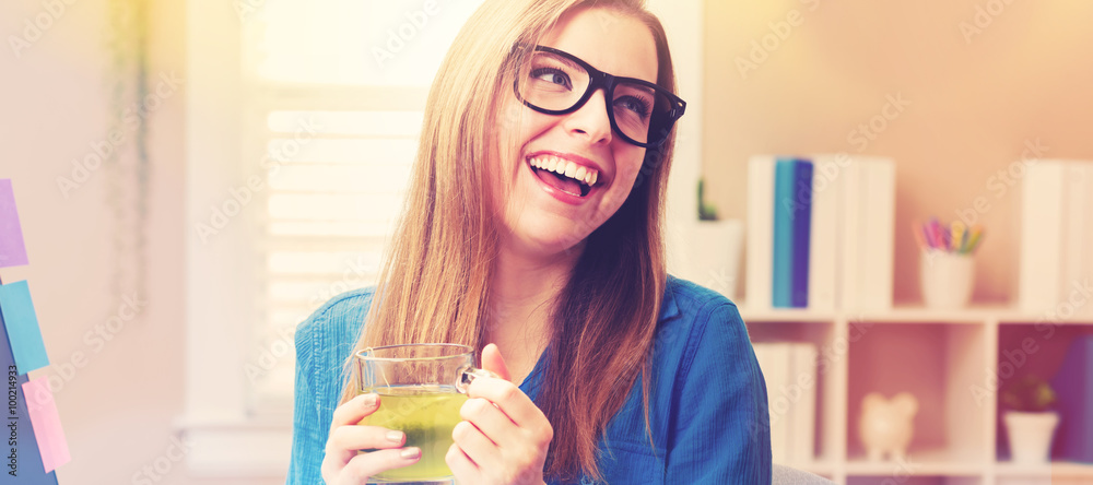 喝绿茶的快乐年轻女人