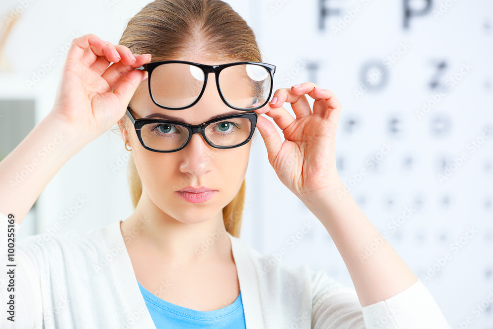 视力检查。女性在眼科医生那里选择眼镜