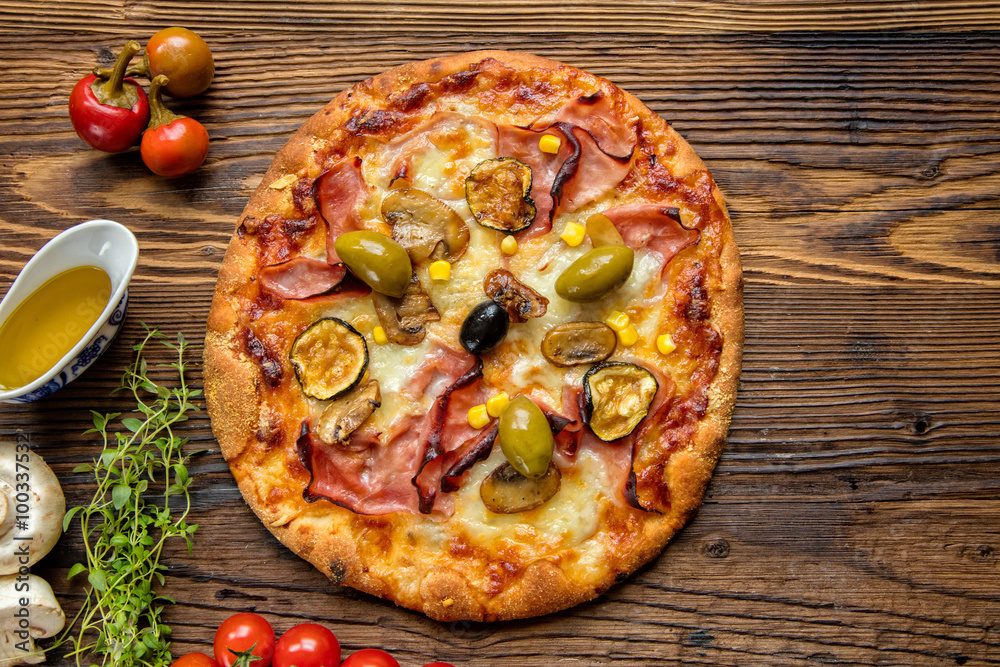 木桌上美味的意大利披萨