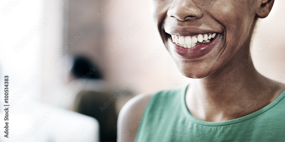 非洲女人幸福微笑快乐乐观的概念