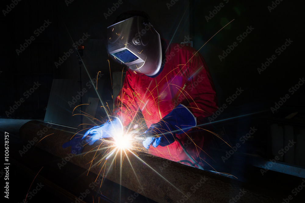 工人在焊接过程中努力工作