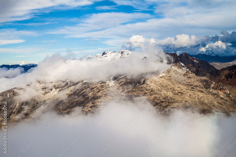 从博华伊纳波托西山下的登山者高营地观看科迪勒拉真实山脉