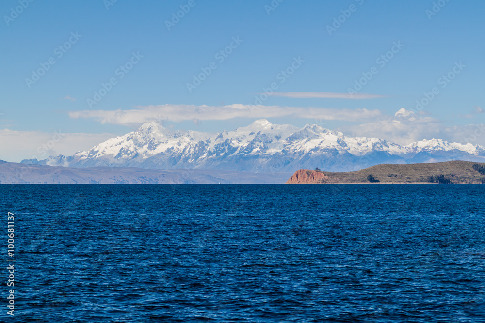 玻利维亚喀喀湖后面的科迪勒拉山脉。也可以看到卢纳岛。