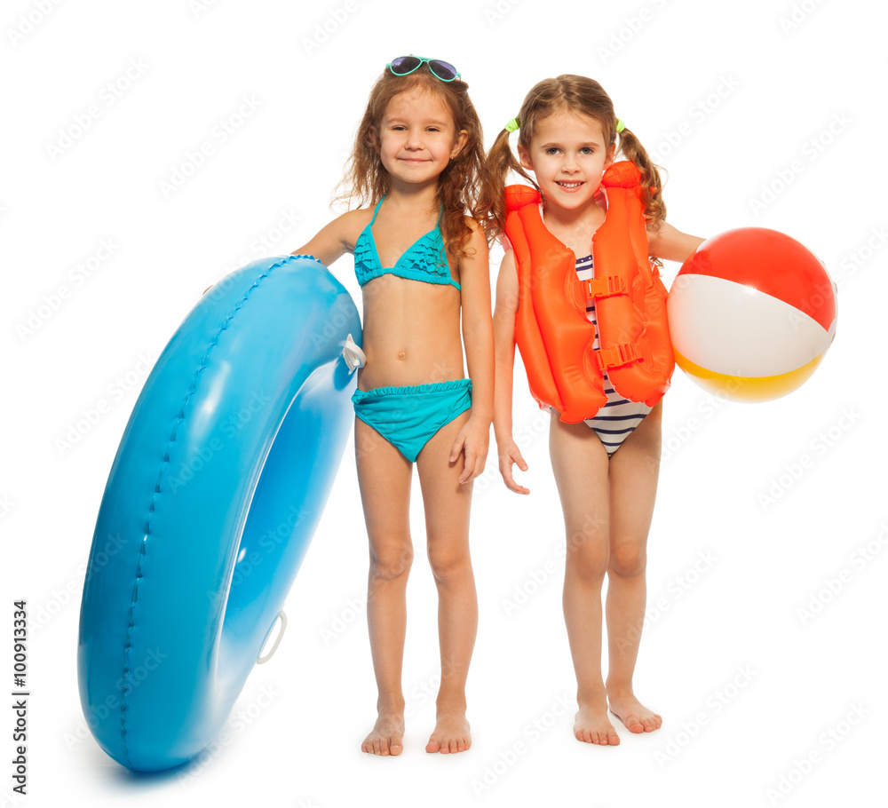 两个带橡胶圈和风球的小游泳运动员