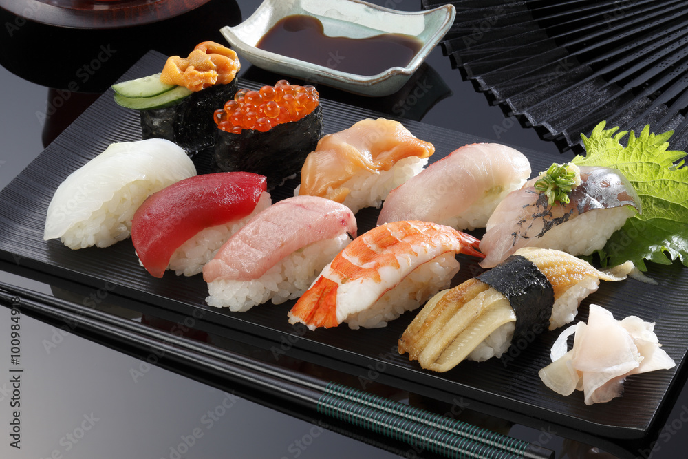 日本海鲜寿司/许多美味的新鲜日本寿司配金枪鱼、鱼子酱和虾