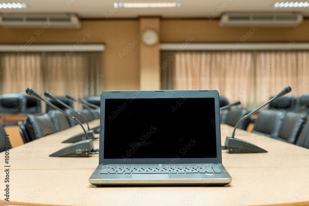 会议前，笔记本电脑在会议的空椅子前