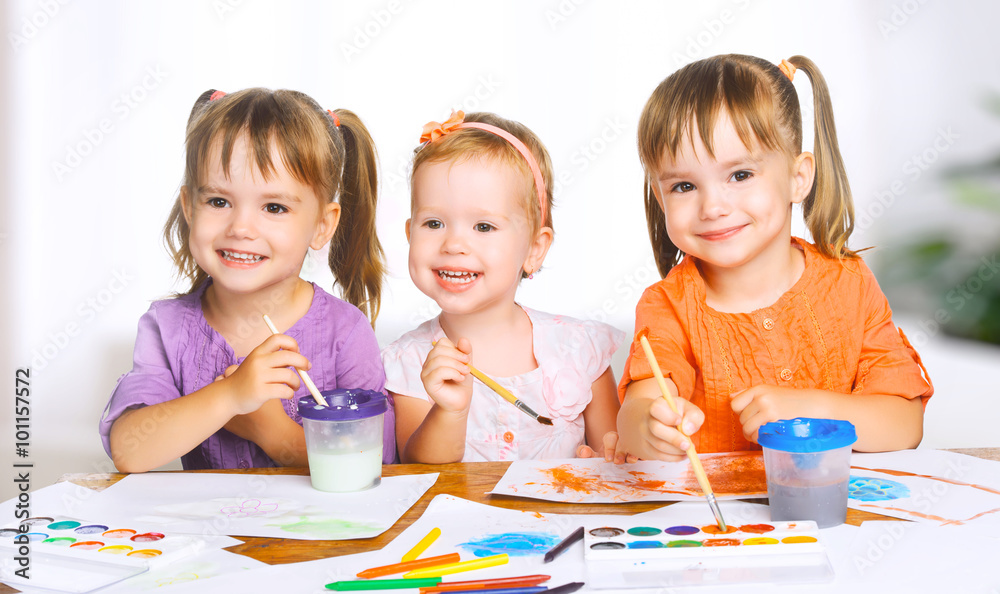 快乐的幼儿园小女孩画画