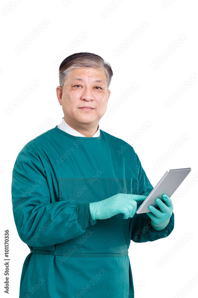 穿着长袍、带数字平板电脑的亚洲老人医生画像