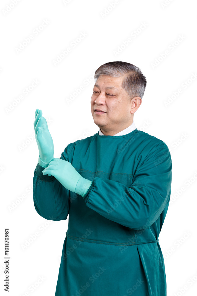 戴着手套，身穿绿色长袍的亚洲老人医生画像