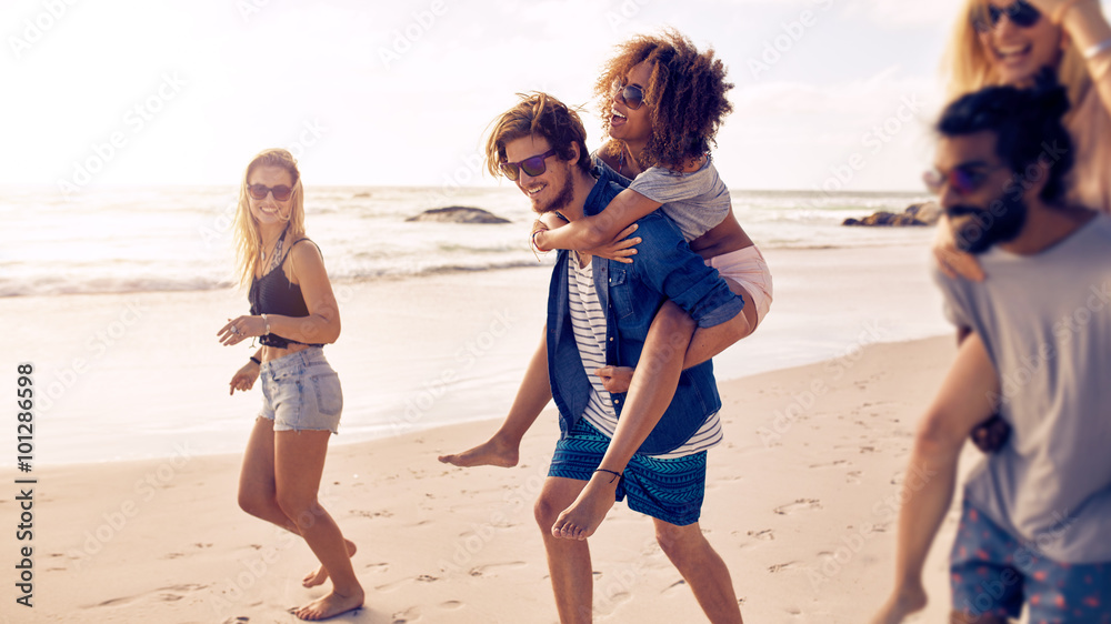 一群朋友在海滩享受一天