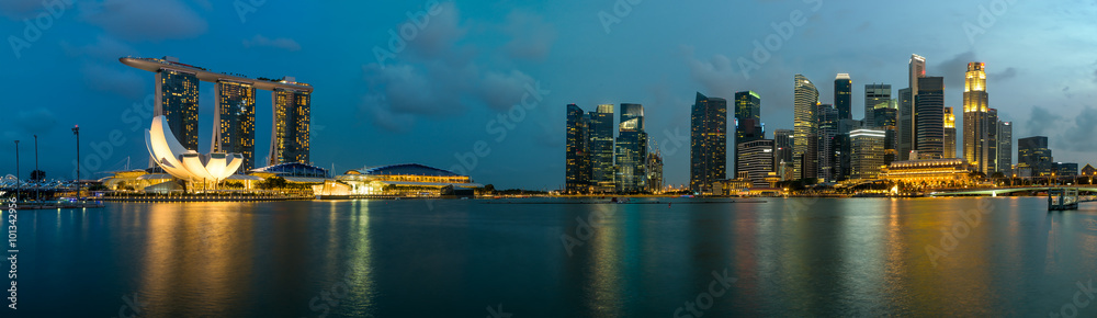 新加坡码头湾摩天大楼夜间全景