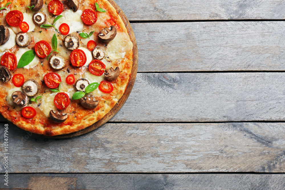 木底蘑菇和西红柿装饰的美味新鲜披萨，特写