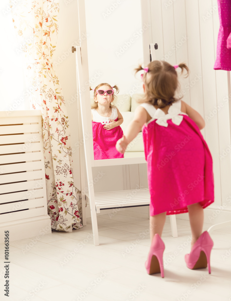小女孩儿童时尚达人在家照镜子