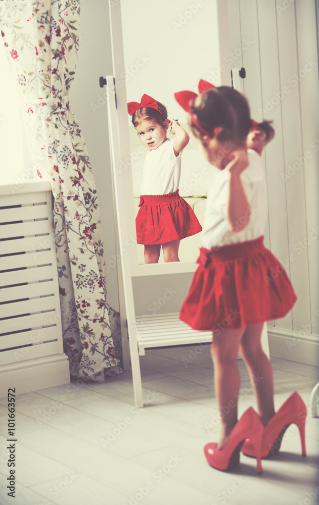 在家照镜子的小女孩儿童时尚达人