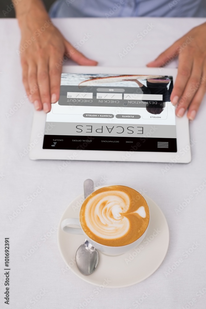 数字平板电脑和咖啡特写的合成图像