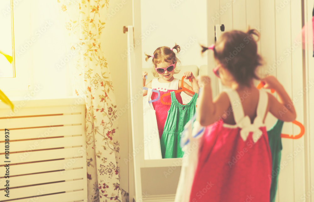 女孩照镜子选裙子