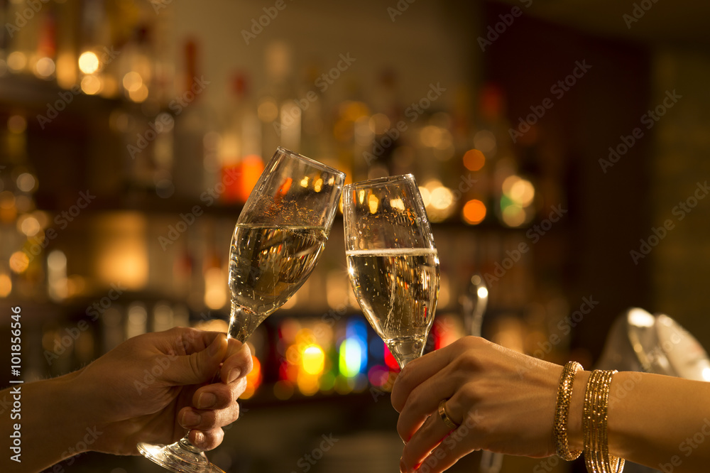 男人和女人用香槟祝酒