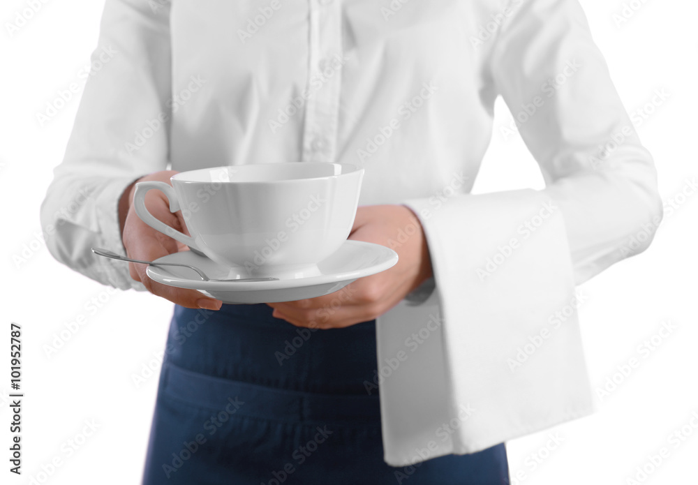 服务员端着一杯白底茶