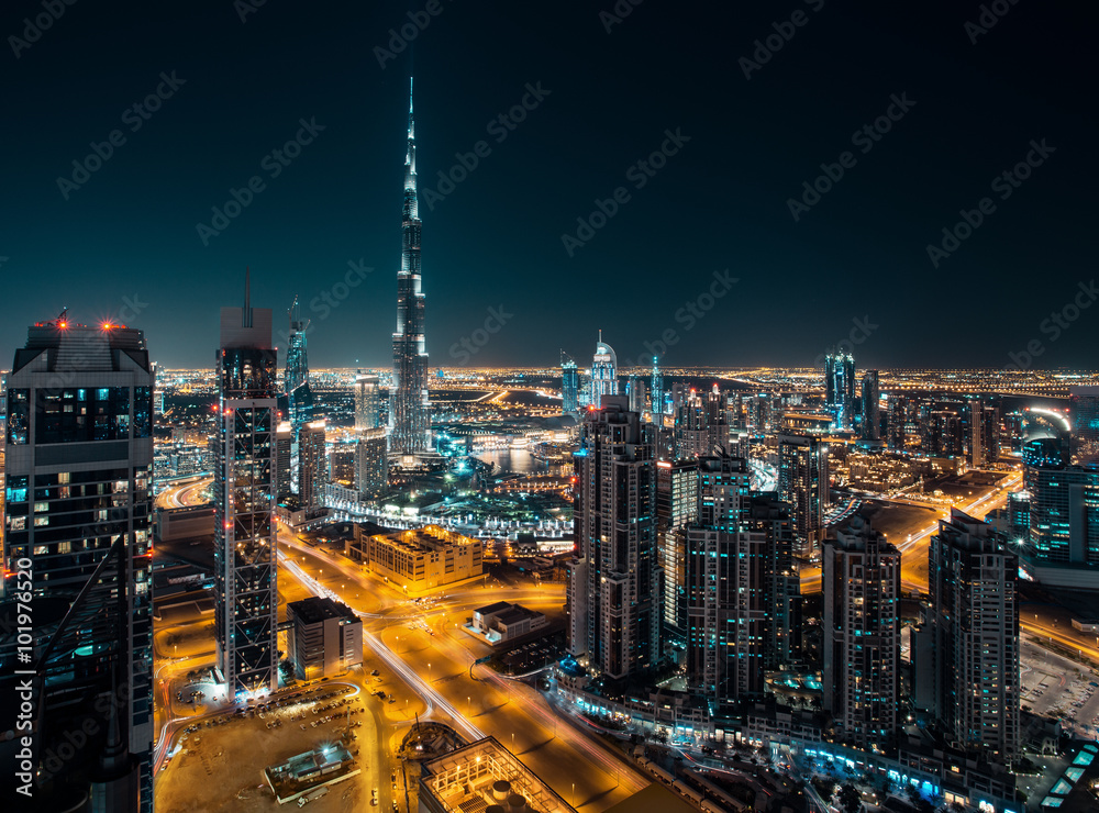 夜晚，迪拜现代建筑的奇妙屋顶景观，摩天大楼闪闪发光。