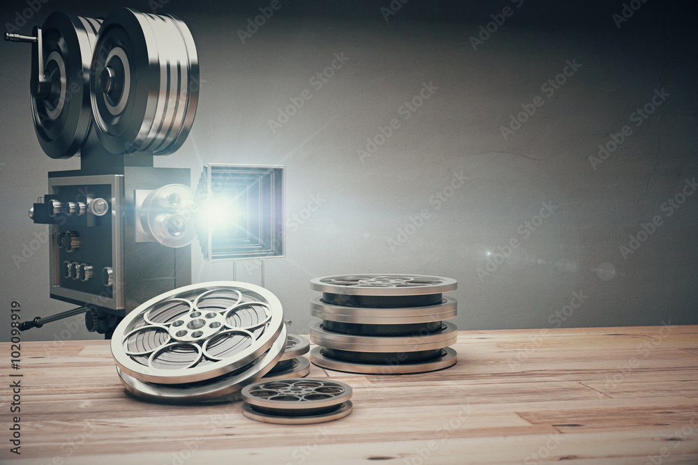 木制桌子上的老式电影摄影机和胶卷暗盒