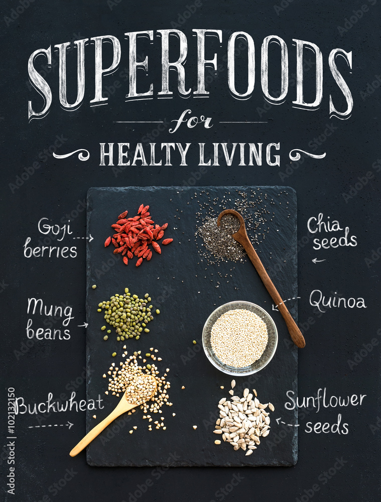 以黑色黑板为背景的超级食品：枸杞、奇亚、绿豆、荞麦、藜麦、向日葵