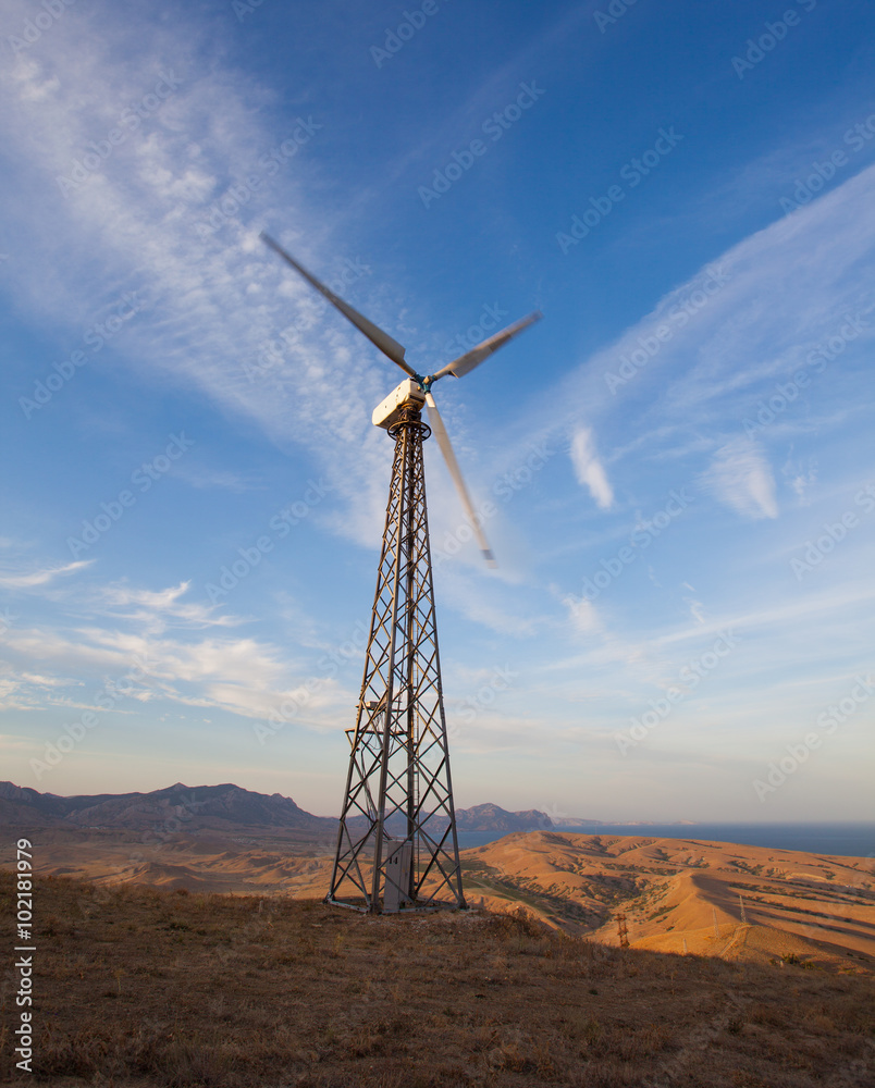 日落时在山区发电的风力涡轮机