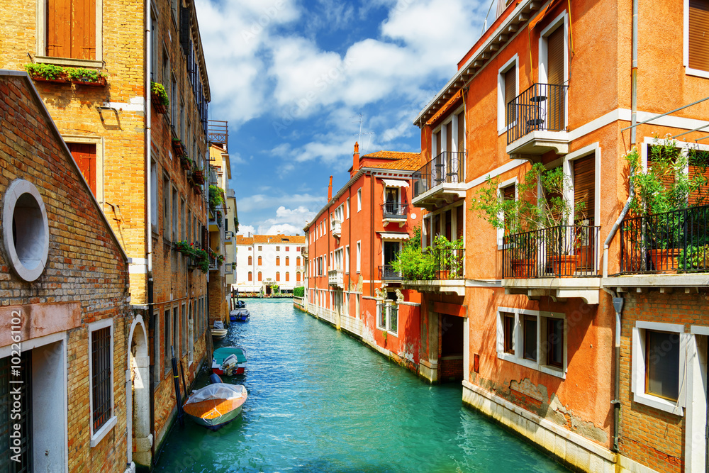 威尼斯，里奥马林运河和老房子外墙的景色