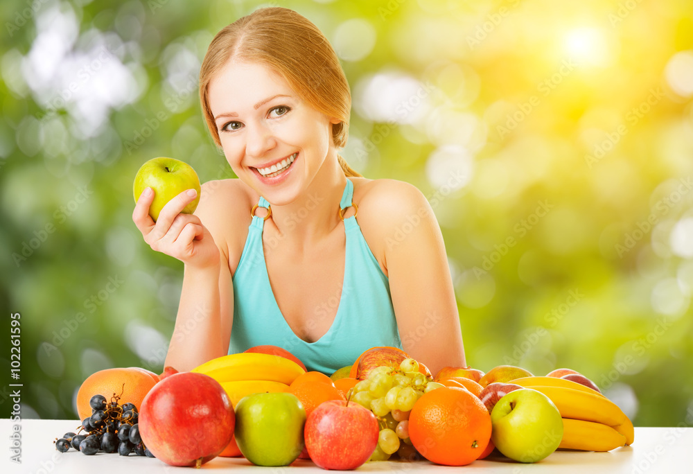 健康素食。快乐女人夏天吃苹果