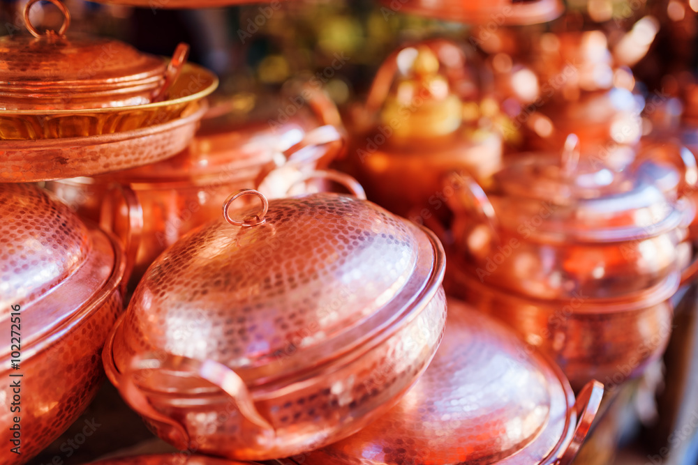 丽江市场上的中国传统手工铜器