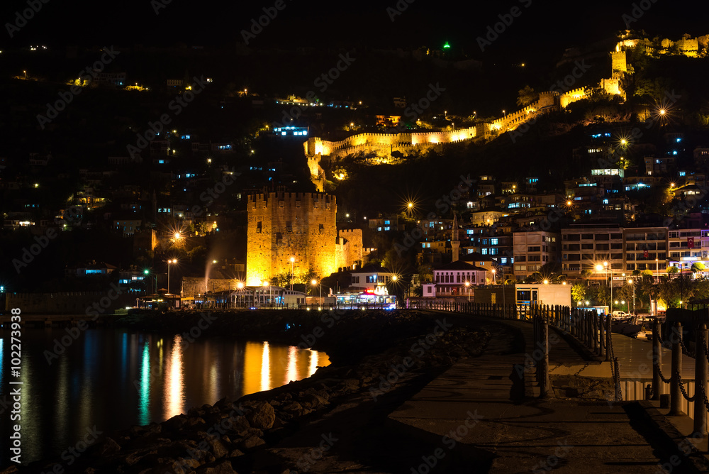 土耳其阿拉尼亚港口、堡垒和古代造船厂的夜景。