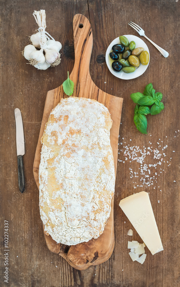 新鲜出炉的ciabatta面包，配大蒜、地中海橄榄、罗勒和帕尔马干酪