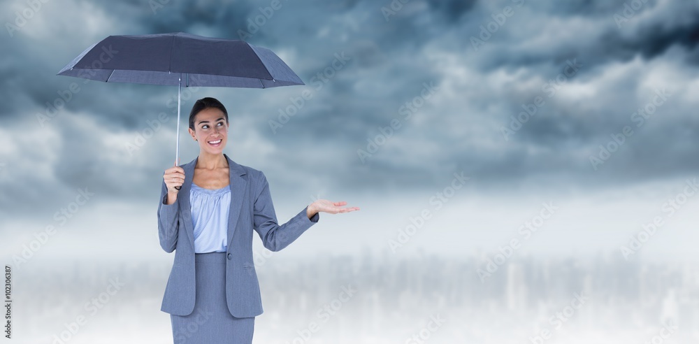 微笑的女商人撑着伞的合成图