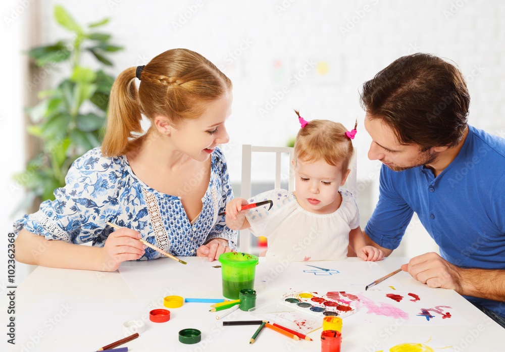 幸福的家庭：母亲、父亲和孩子女儿画画