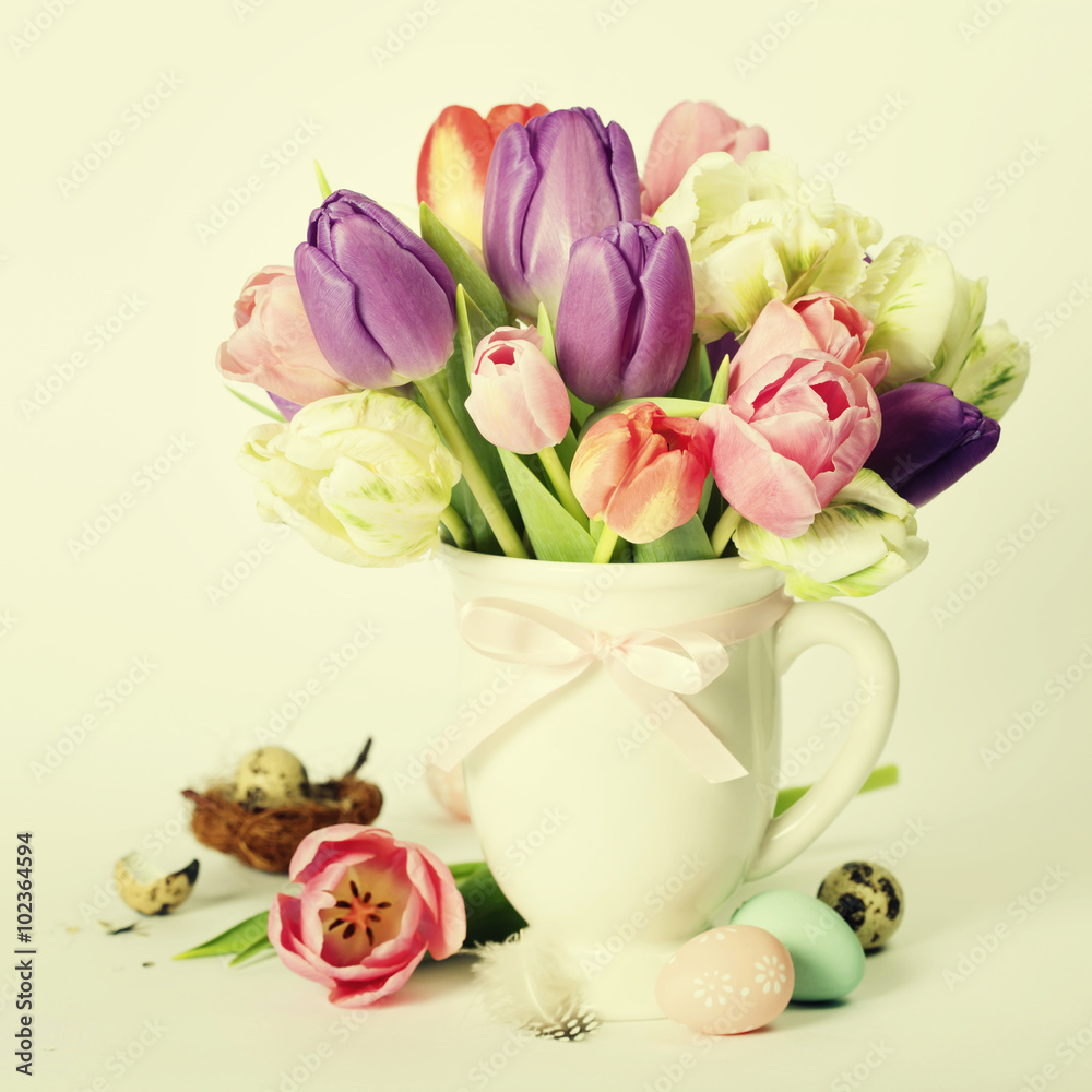 美丽的郁金香花束和复活节彩蛋