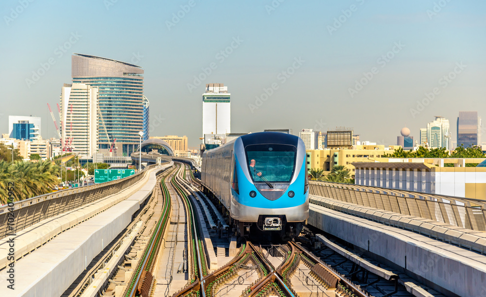 迪拜红线上的地铁列车